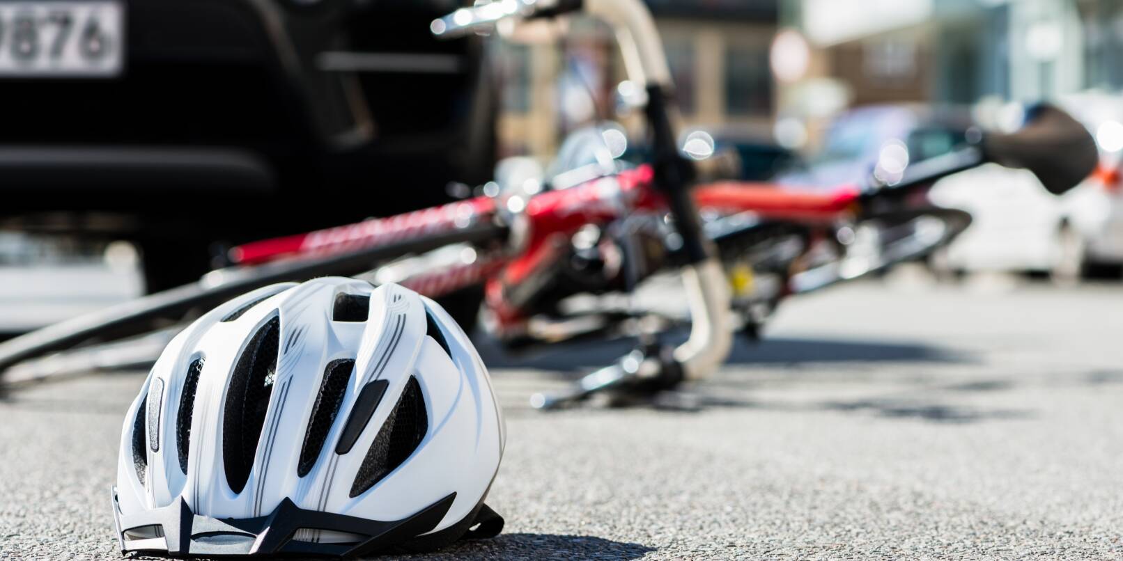 Die Autofahrerin übersah die Radfahrerin und nahm ihr die Vorfahrt (Symbolbild). Die Autofahrerin übersah die Radfahrerin und nahm ihr die Vorfahrt (Symbolbild).