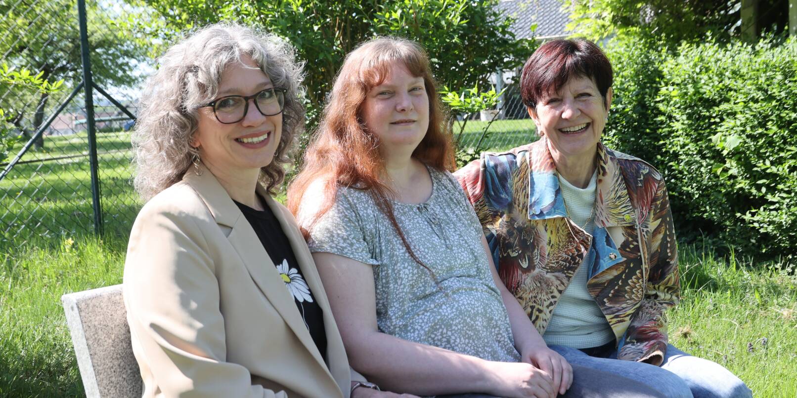 Meist gut gelaunt und mit einem Lächeln kümmern sich Geschäftsführerin Alexandra Schreiber (links) und Gründerin Cordula Konstroffer (rechts) mit ihrem Team um die Bewohner des Wohnheim Wiesentals. Katja Bock (Mitte) wohnt seit 2022 in der Einrichtung in Kröckelbach. Meist gut gelaunt und mit einem Lächeln kümmern sich Geschäftsführerin Alexandra Schreiber (links) und Gründerin Cordula Konstroffer (rechts) mit ihrem Team um die Bewohner des Wohnheim Wiesentals. Katja Bock (Mitte) wohnt seit 2022 in der Einrichtung in Kröckelbach.