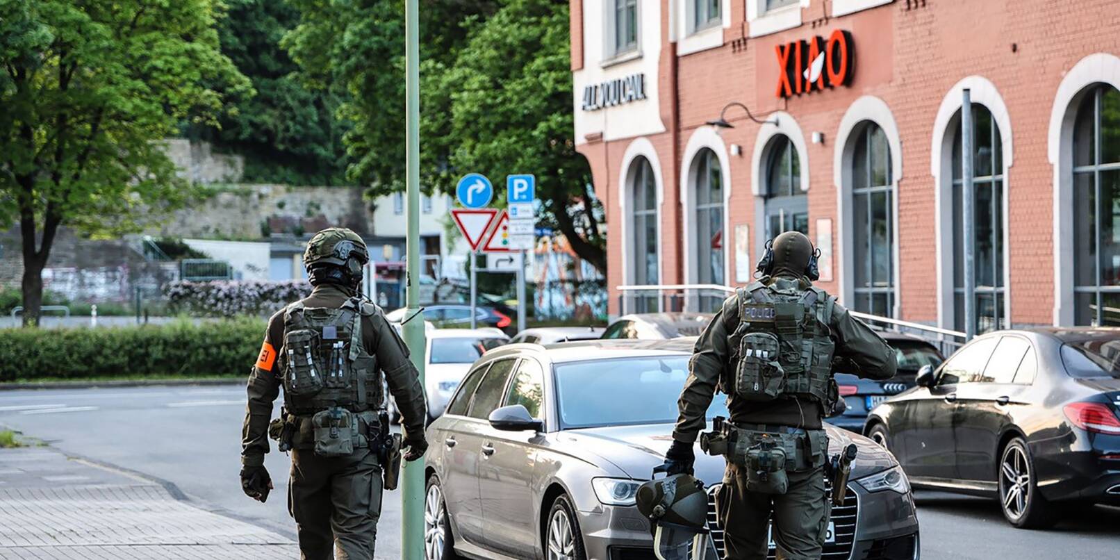Eine Razzia gegen mutmaßliche Drogen- und Waffenhändler in vier Bundesländern hat auch ein Mehrfamilienhaus in Hagen in den Fokus genommen. Eine Razzia gegen mutmaßliche Drogen- und Waffenhändler in vier Bundesländern hat auch ein Mehrfamilienhaus in Hagen in den Fokus genommen.
