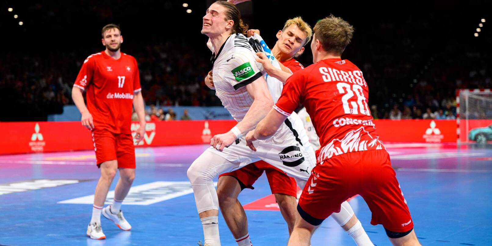 Juri Knorr sicherte den deutschen Handballern gegen die Schweiz in letzter Sekunde ein Remis. Juri Knorr sicherte den deutschen Handballern gegen die Schweiz in letzter Sekunde ein Remis.