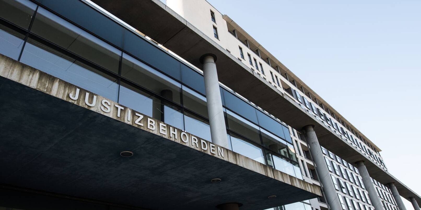 Vor dem Landgericht Kassel muss sich der Angeklagte wegen Mordes verantworten. (Symbolbild) Vor dem Landgericht Kassel muss sich der Angeklagte wegen Mordes verantworten. (Symbolbild)