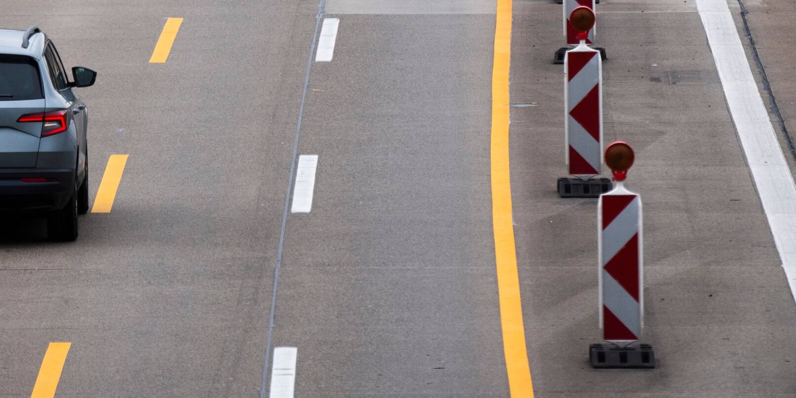 Autofahrer müssen sich am Wochenende auf der A81 bei Böblingen und Sindelfingen wegen Bauarbeiten auf Probleme einstellen. (Symbolbild) Autofahrer müssen sich am Wochenende auf der A81 bei Böblingen und Sindelfingen wegen Bauarbeiten auf Probleme einstellen. (Symbolbild)