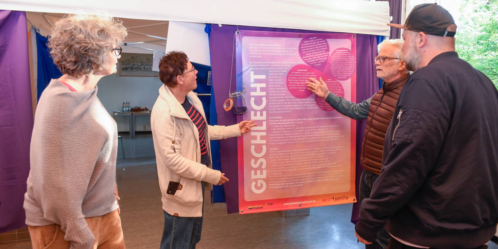 Unter anderem mit dem Thema „Geschlecht“ beschäftigt sich die Ausstellung „Selbstbestimmt Bunt!“. Zu sehen ist sie noch bis zum 13. Mai im evangelischen Gemeindehaus in Wald-Michelbach. Unter anderem mit dem Thema „Geschlecht“ beschäftigt sich die Ausstellung „Selbstbestimmt Bunt!“. Zu sehen ist sie noch bis zum 13. Mai im evangelischen Gemeindehaus in Wald-Michelbach.