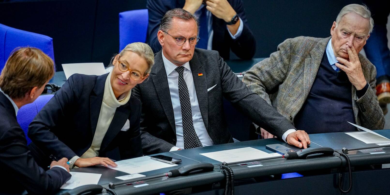 Die AfD-Chefs Alice Weidel und Tino Chrupalla nehmen zum 80. Jahrestag des Kriegsendes an einer Gedenkstunde im Bundestag teil. Am selben Tag kommt die Nachricht , dass der Verfassungsschutz vorläufig seine Einstufung der AfD als «gesichert rechtsextremistisch» auf Eis legt. Die AfD-Chefs Alice Weidel und Tino Chrupalla nehmen zum 80. Jahrestag des Kriegsendes an einer Gedenkstunde im Bundestag teil. Am selben Tag kommt die Nachricht , dass der Verfassungsschutz vorläufig seine Einstufung der AfD als «gesichert rechtsextremistisch» auf Eis legt.