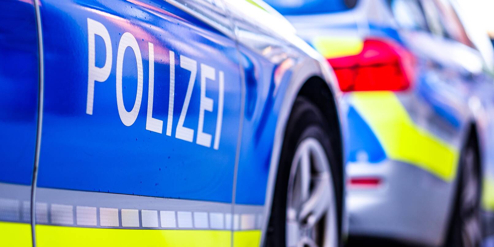 Eine 38-jährige Radfahrerin wurde fast von einem Lkw erwischt. Die Polizei bittet um Hinweise zum Lastwagen oder Fahrer. (Symbolbild) Eine 38-jährige Radfahrerin wurde fast von einem Lkw erwischt. Die Polizei bittet um Hinweise zum Lastwagen oder Fahrer. (Symbolbild)