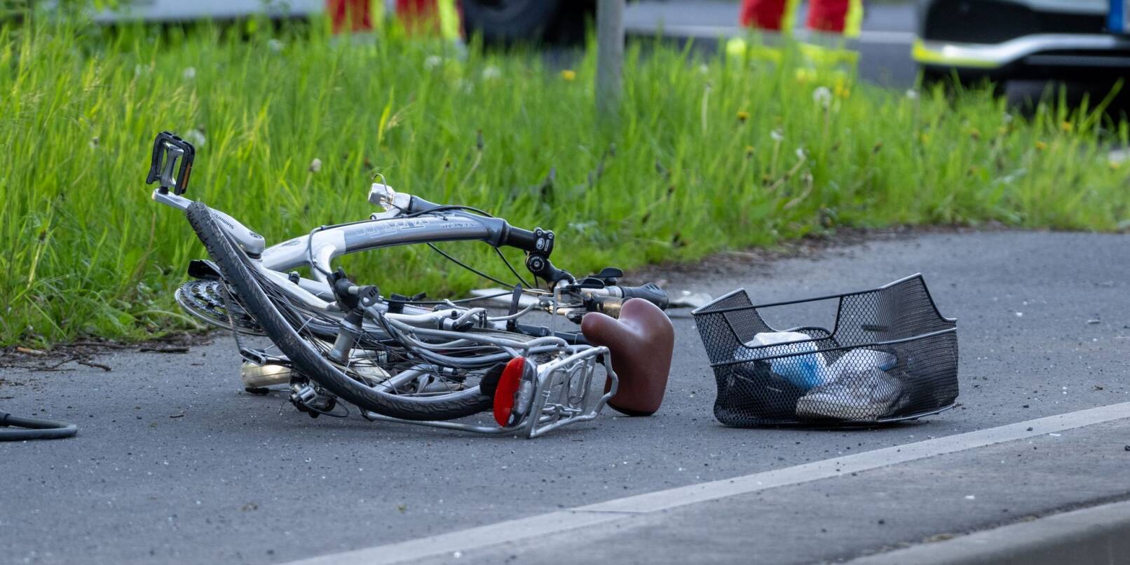 Ein kaputtes Fahrrad liegt nach einem Unfall auf dem Gehweg. Ein kaputtes Fahrrad liegt nach einem Unfall auf dem Gehweg.