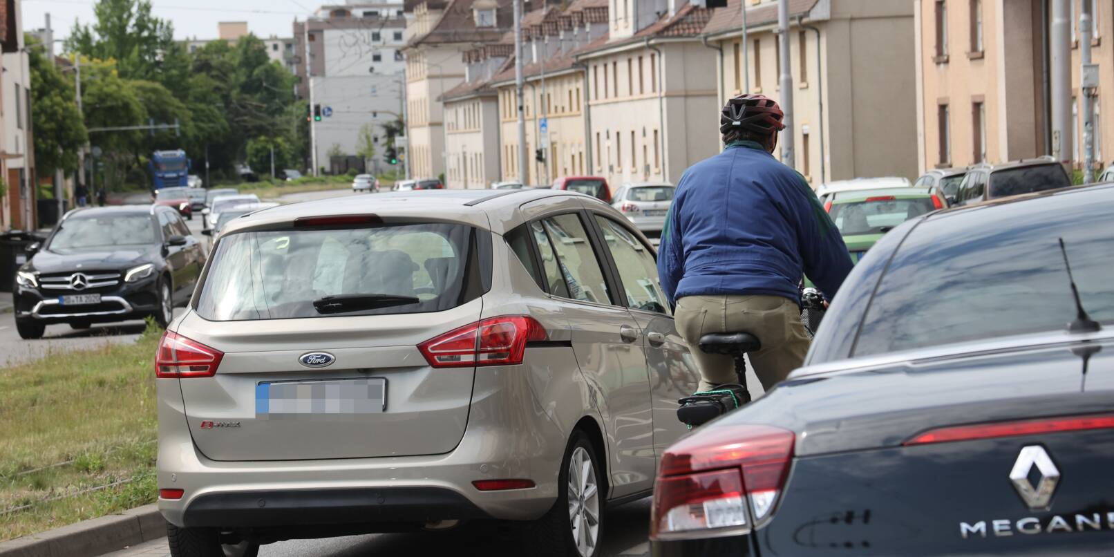 Trotz eines Schutzstreifens wird es für Radfahrer in der Mannheimer Straße mitunter sehr eng. Trotz eines Schutzstreifens wird es für Radfahrer in der Mannheimer Straße mitunter sehr eng.