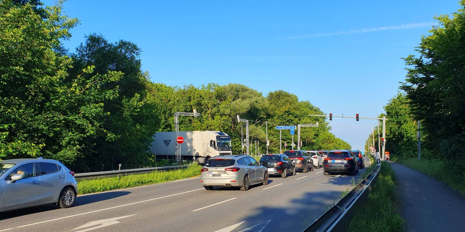 Am frühen Morgen ist es zwar belebt an den Abfahrten, es kommt aber nicht zu Stauungen. Am frühen Morgen ist es zwar belebt an den Abfahrten, es kommt aber nicht zu Stauungen.