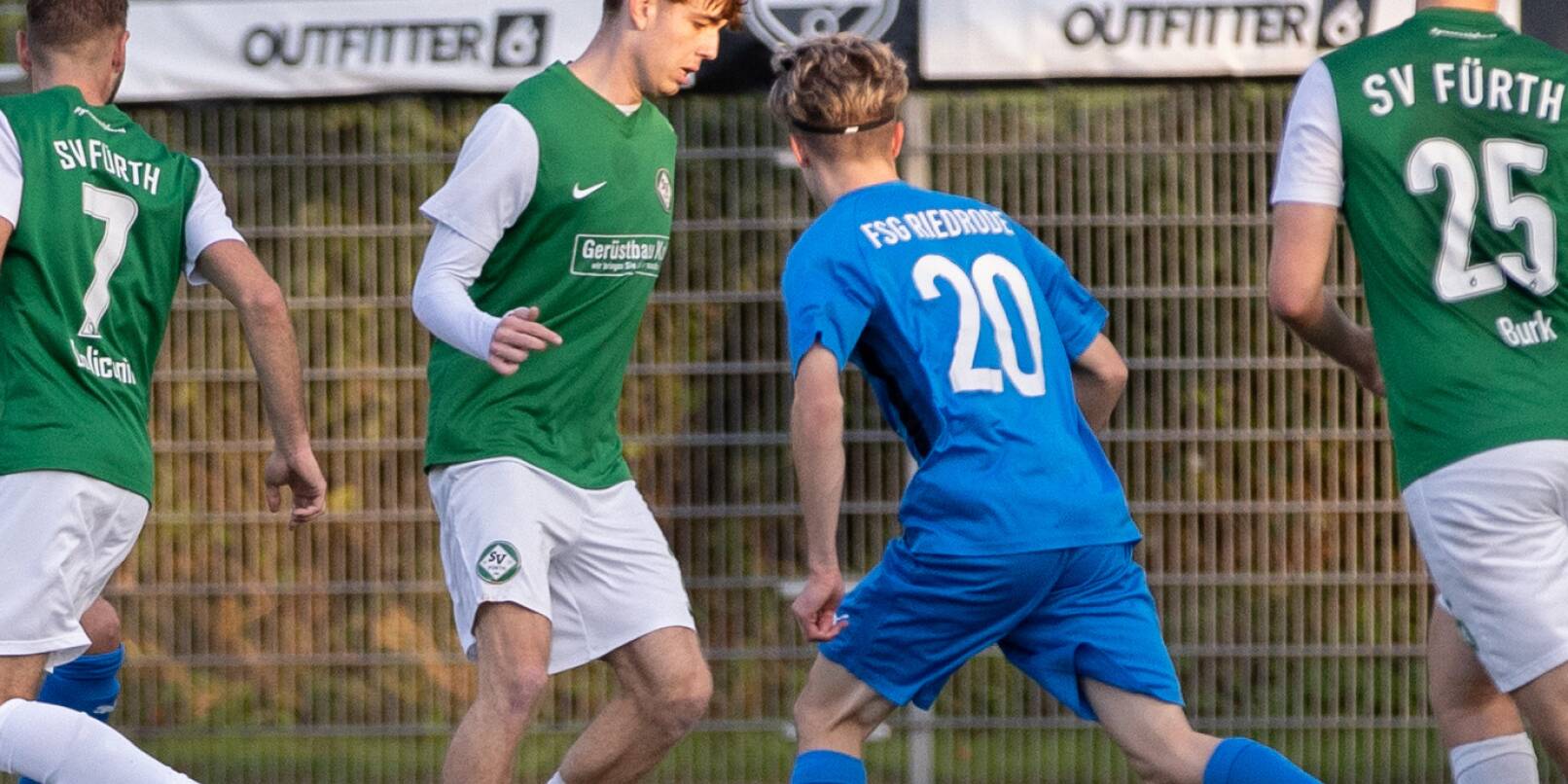 Robin Weber (am Ball) fällt beim Fußball-Gruppenligisten SV Fürth weiterhin aufgrund einer Oberschenkelverletzung aus. Robin Weber (am Ball) fällt beim Fußball-Gruppenligisten SV Fürth weiterhin aufgrund einer Oberschenkelverletzung aus.