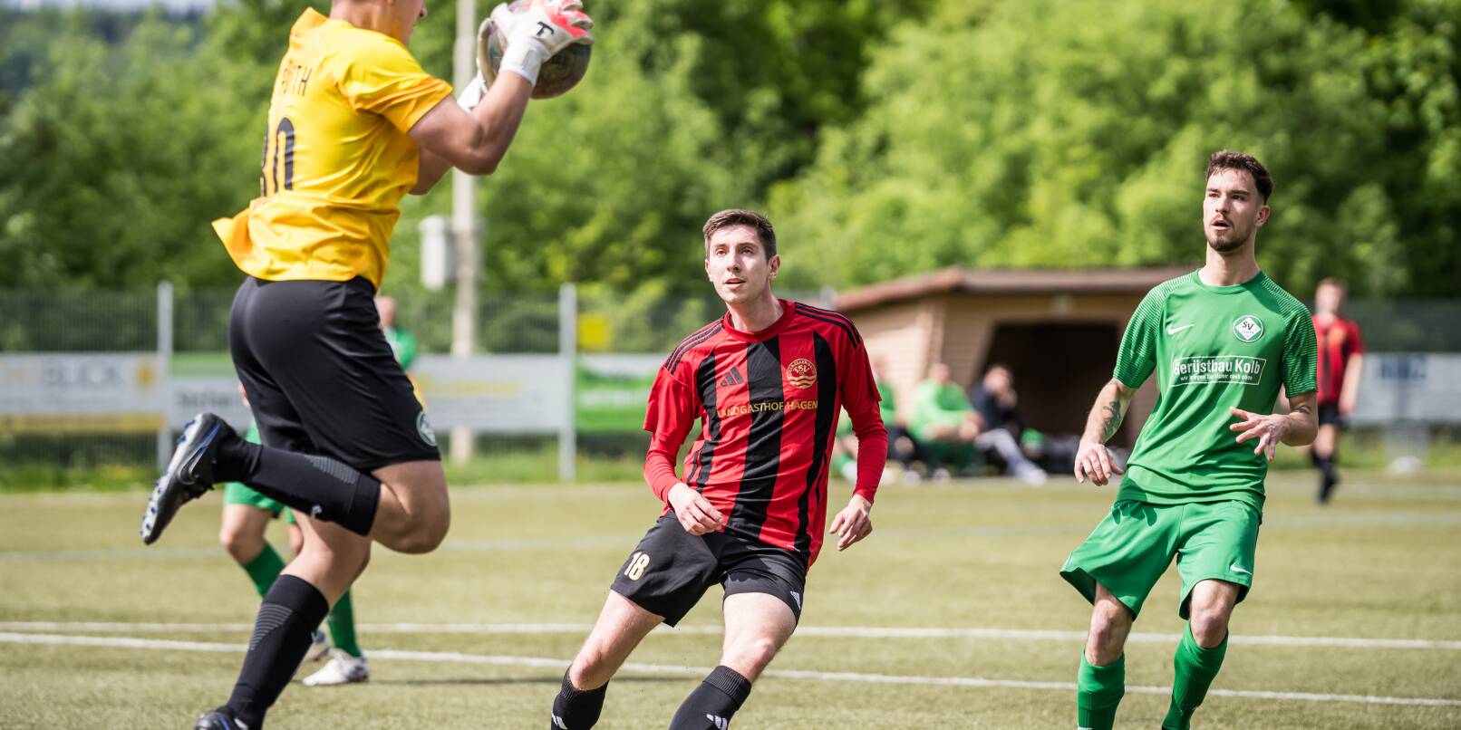 Der Fürther Thorwart Mika Stephan greift vor dem Gras-Ellenbacher Nikolas Helm zu. Die SV-Zweite gewann 3:0 beim TSV am Sonntag 3:0. Der Fürther Thorwart Mika Stephan greift vor dem Gras-Ellenbacher Nikolas Helm zu. Die SV-Zweite gewann 3:0 beim TSV am Sonntag 3:0.