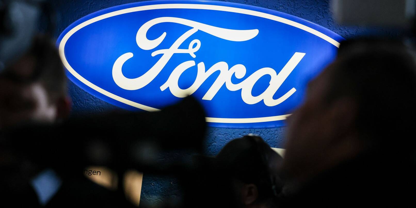 Das Ford-Logo im strahlenden Blau. Die Gegenwart sieht düster aus bei Ford Deutschland. Das Ford-Logo im strahlenden Blau. Die Gegenwart sieht düster aus bei Ford Deutschland.