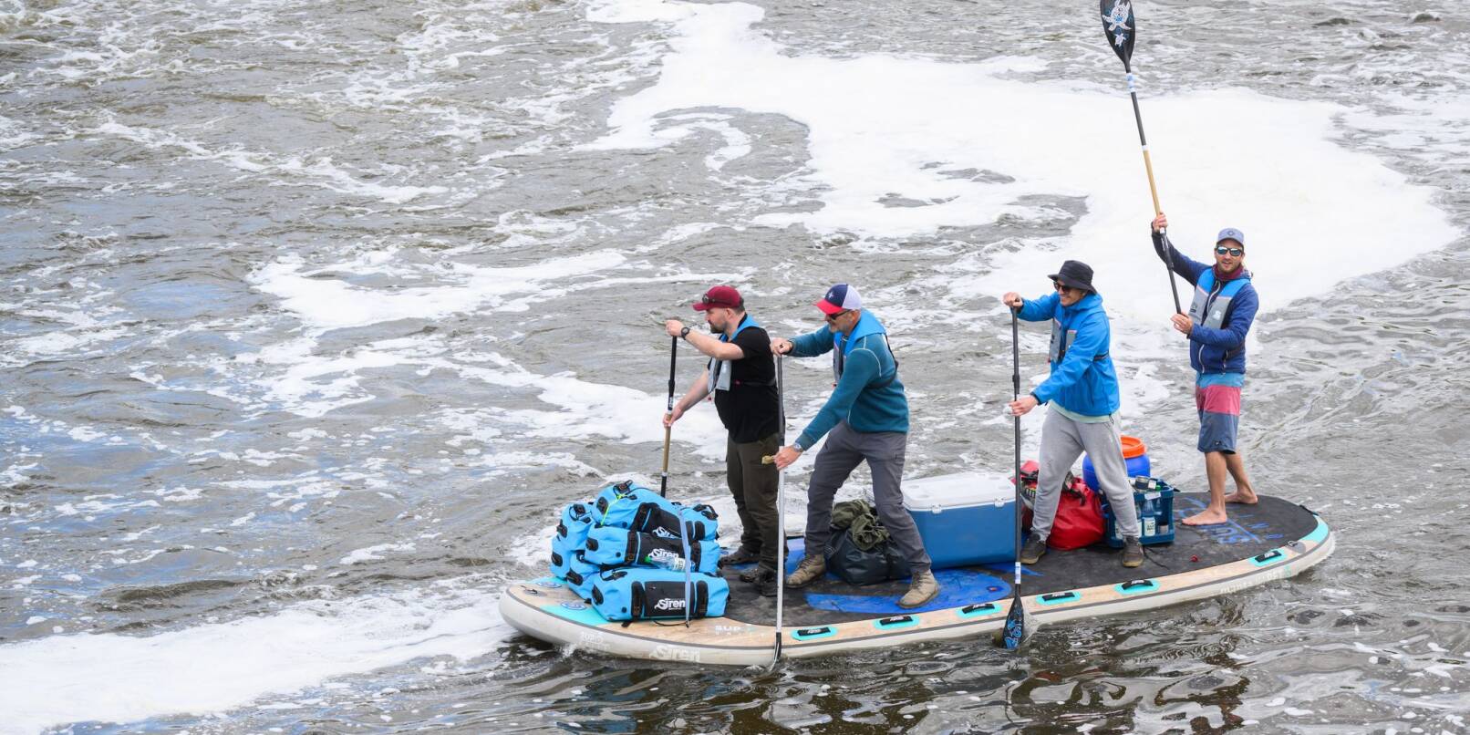 Für einen guten Zweck wollen vier Männer auf einem Board die Weser von Hann. Münden im Landkreis Göttingen bis nach Bremerhaven paddeln. Für einen guten Zweck wollen vier Männer auf einem Board die Weser von Hann. Münden im Landkreis Göttingen bis nach Bremerhaven paddeln.