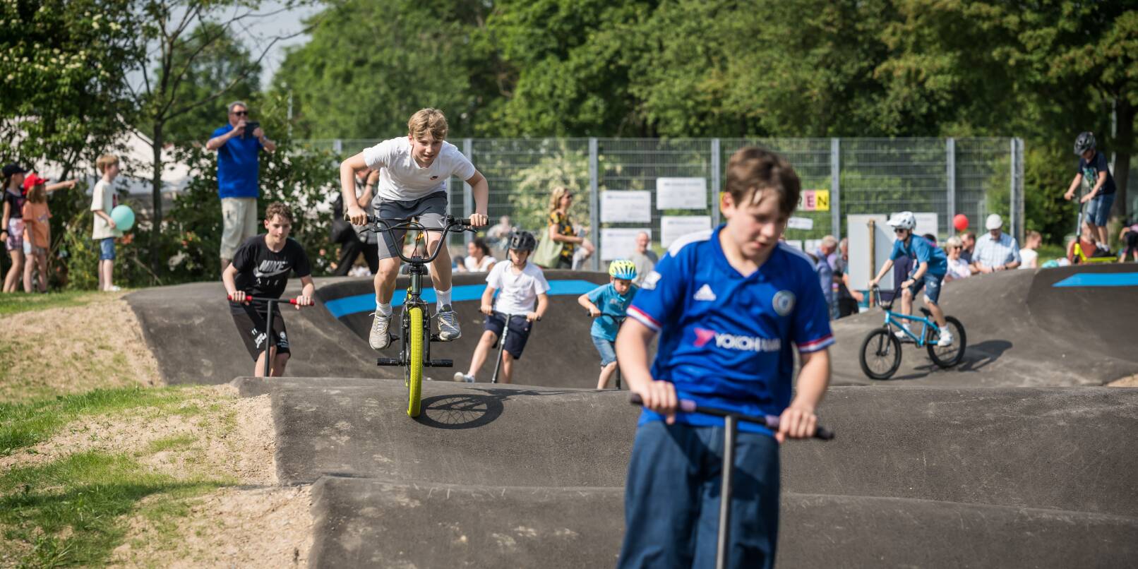 Auf und Ab in temporeicher Fahrt durch Wellen, Hügel, coole und steile Kurven – das ermöglicht die Pumptrack-Anlage in Weinheim. Auf und Ab in temporeicher Fahrt durch Wellen, Hügel, coole und steile Kurven – das ermöglicht die Pumptrack-Anlage in Weinheim.