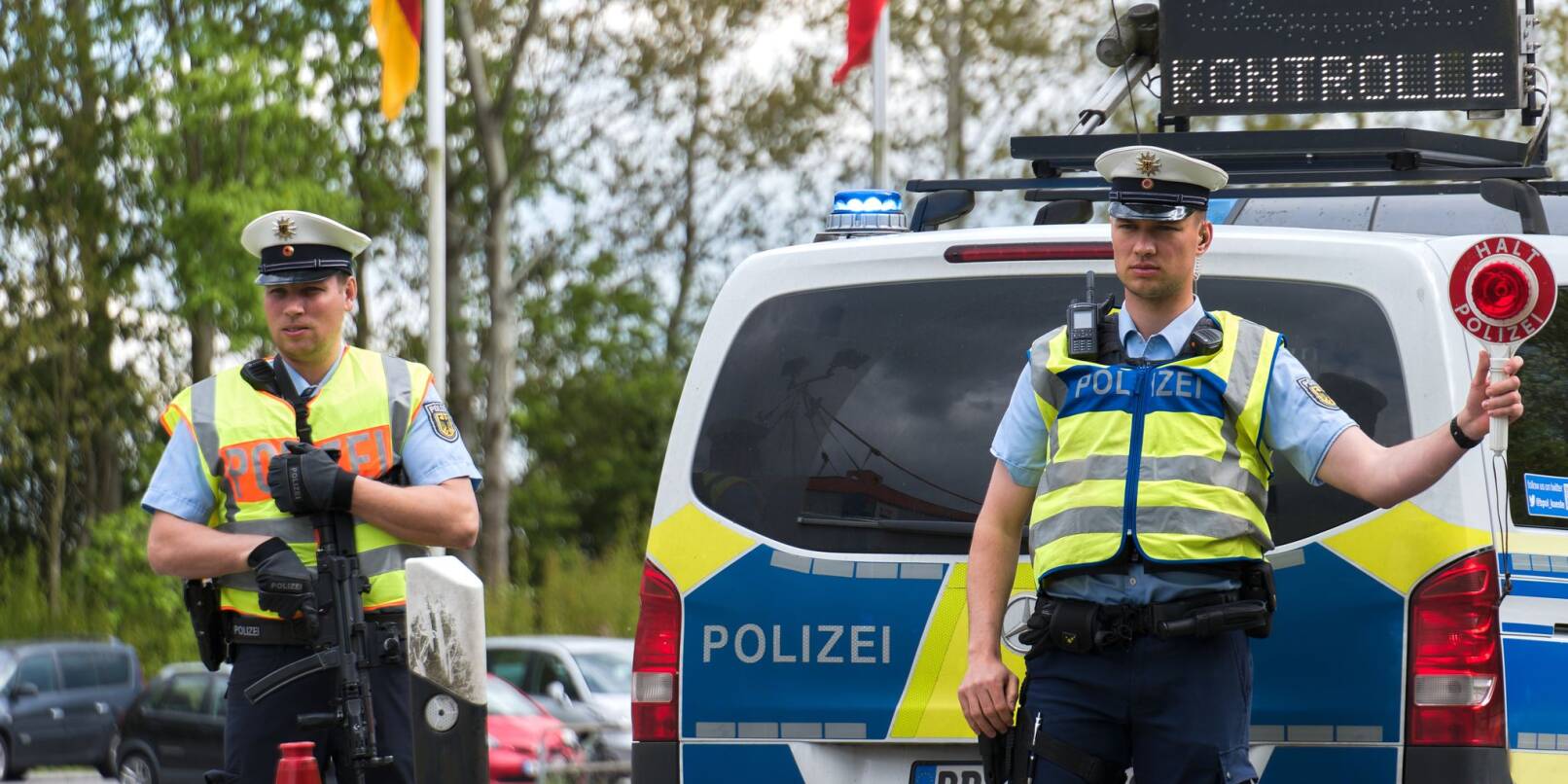 Die deutschen Grenzen werden nach Anweisung des Bundesinnenministers stärker kontrolliert. Die deutschen Grenzen werden nach Anweisung des Bundesinnenministers stärker kontrolliert.