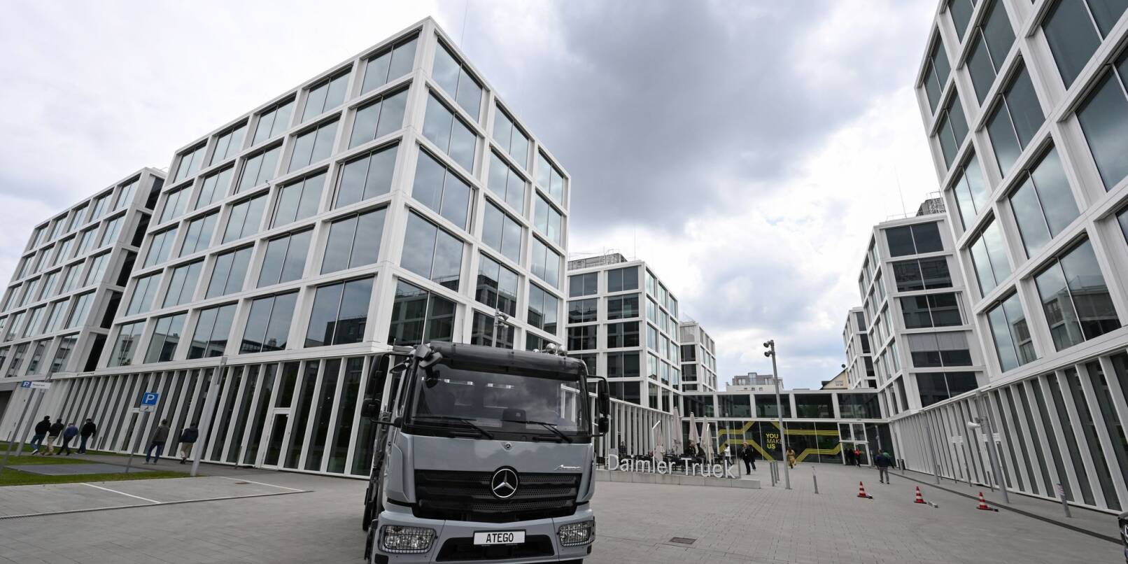 Daimler Truck will die Kosten in Deutschland senken. Daimler Truck will die Kosten in Deutschland senken.