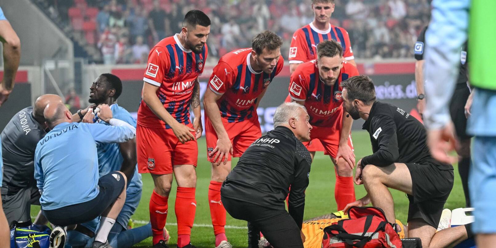 Keine Sorgen mehr: Heidenheims Torwart Kevin Müller (am Boden liegend) geht es wieder deutlich besser. Keine Sorgen mehr: Heidenheims Torwart Kevin Müller (am Boden liegend) geht es wieder deutlich besser.