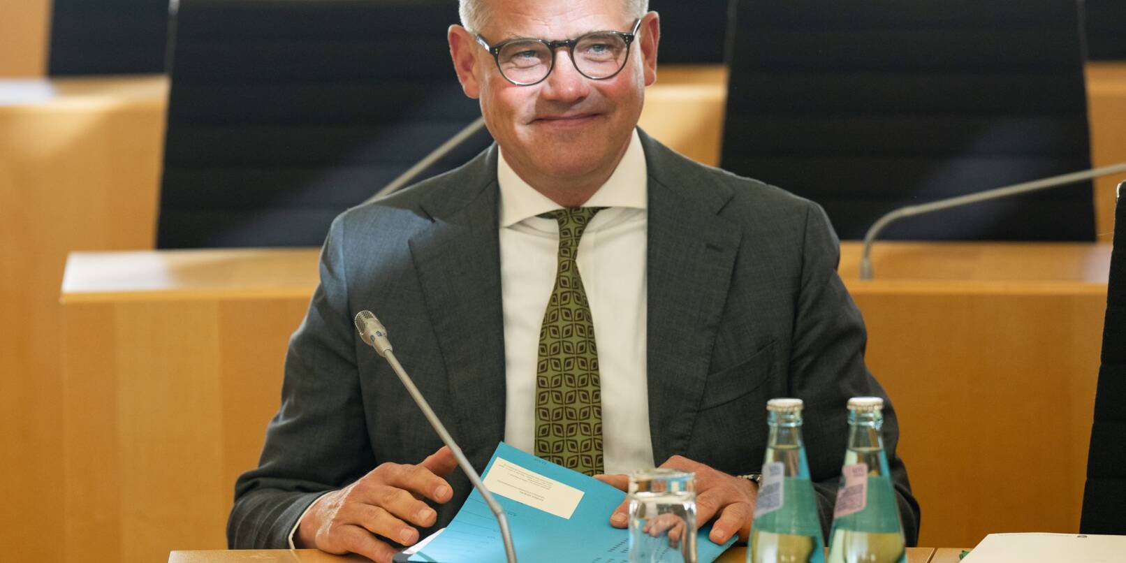 Ministerpräsident Rhein sagte im Untersuchungsausschuss aus. Ministerpräsident Rhein sagte im Untersuchungsausschuss aus.
