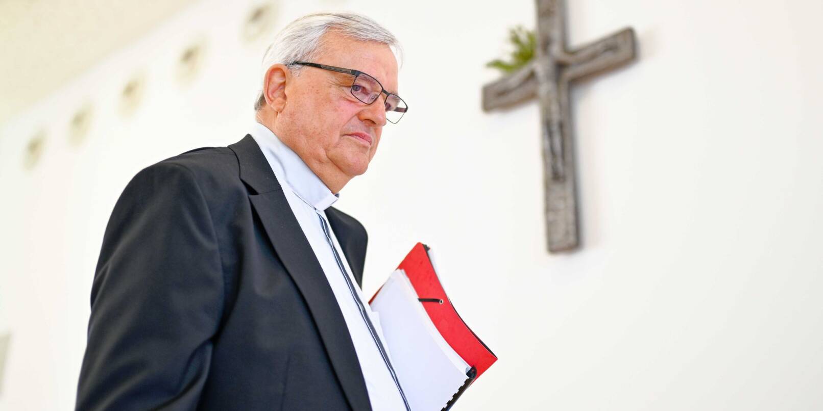 Bischof Wiesemann räumt ein, das Ausmaß des sexuellen Missbrauchs in der Kirche lange nicht erfasst zu haben. Bischof Wiesemann räumt ein, das Ausmaß des sexuellen Missbrauchs in der Kirche lange nicht erfasst zu haben.