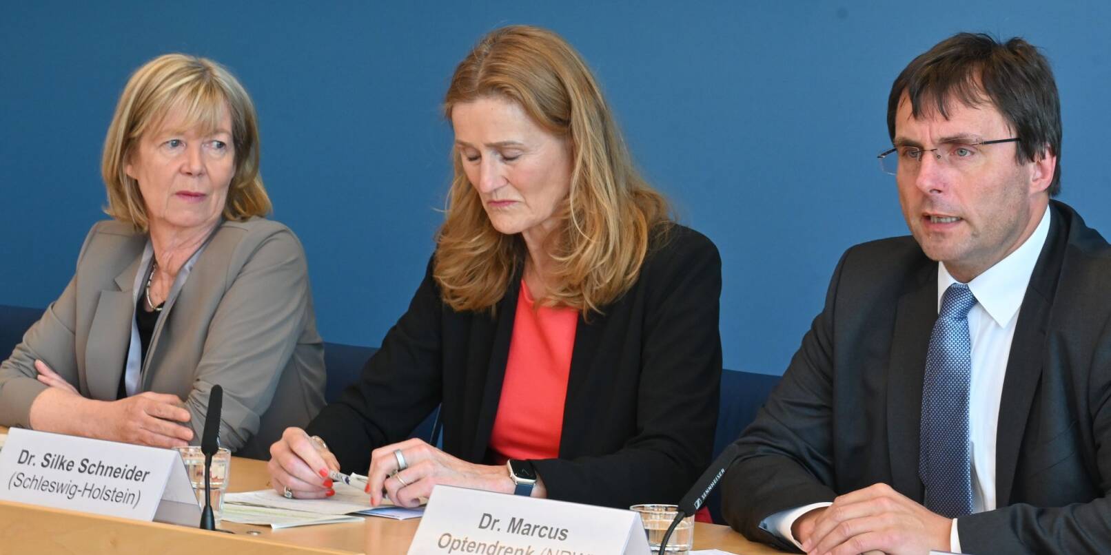 Die Finanzminister der Länder haben sich über die Aufteilung ihrer Mittel aus dem Sondervermögen geeinigt. Die Finanzminister der Länder haben sich über die Aufteilung ihrer Mittel aus dem Sondervermögen geeinigt.
