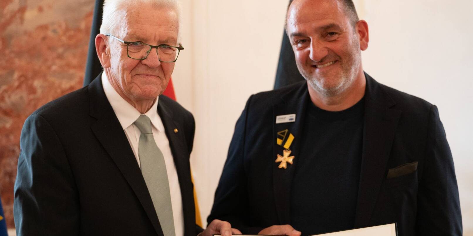 Frank Schmidt hat den Verdienstorden des Landes Baden-Württemberg von Ministerpräsident Winfried Kretschmann erhalten. Frank Schmidt hat den Verdienstorden des Landes Baden-Württemberg von Ministerpräsident Winfried Kretschmann erhalten.