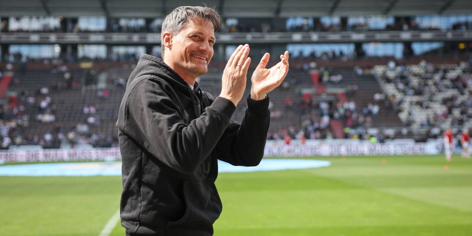 Will endlich den Klassenverbleib beklatschen: St. Paulis Trainer Alexander Blessin. Will endlich den Klassenverbleib beklatschen: St. Paulis Trainer Alexander Blessin.