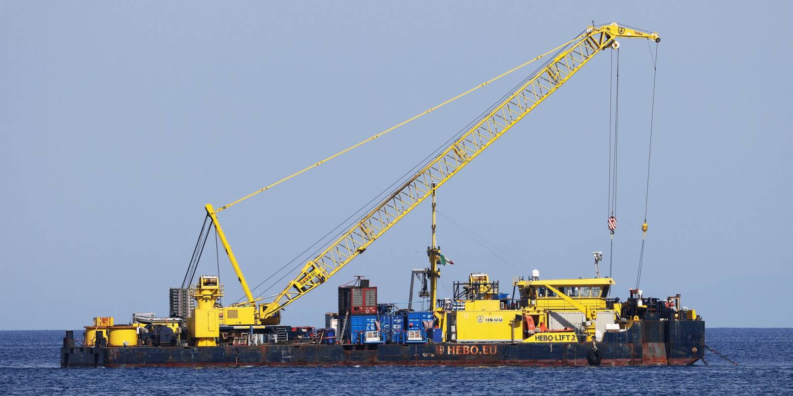 Das riesige Schiff, das vor der italienischen Mittelmeerinsel in etwa 50 Metern Tiefe liegt, soll bis Mitte Juni nach oben gebracht werden. Das riesige Schiff, das vor der italienischen Mittelmeerinsel in etwa 50 Metern Tiefe liegt, soll bis Mitte Juni nach oben gebracht werden.