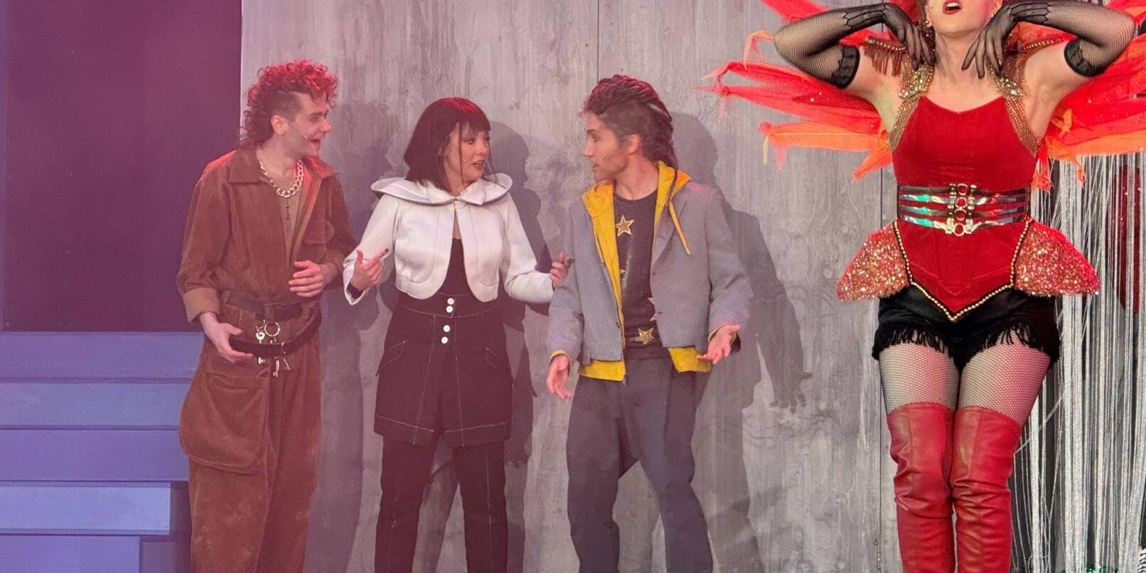 Sie sind die Stars der Geschichte: Hahn Kikki Rikki (Josefine Rau, r), Hund Lumpi (Valentin Mirow, l-r), Katze Cat (Ruth Lauer) und Esel Isidor (Sebastian Smulders). Sie sind die Stars der Geschichte: Hahn Kikki Rikki (Josefine Rau, r), Hund Lumpi (Valentin Mirow, l-r), Katze Cat (Ruth Lauer) und Esel Isidor (Sebastian Smulders).