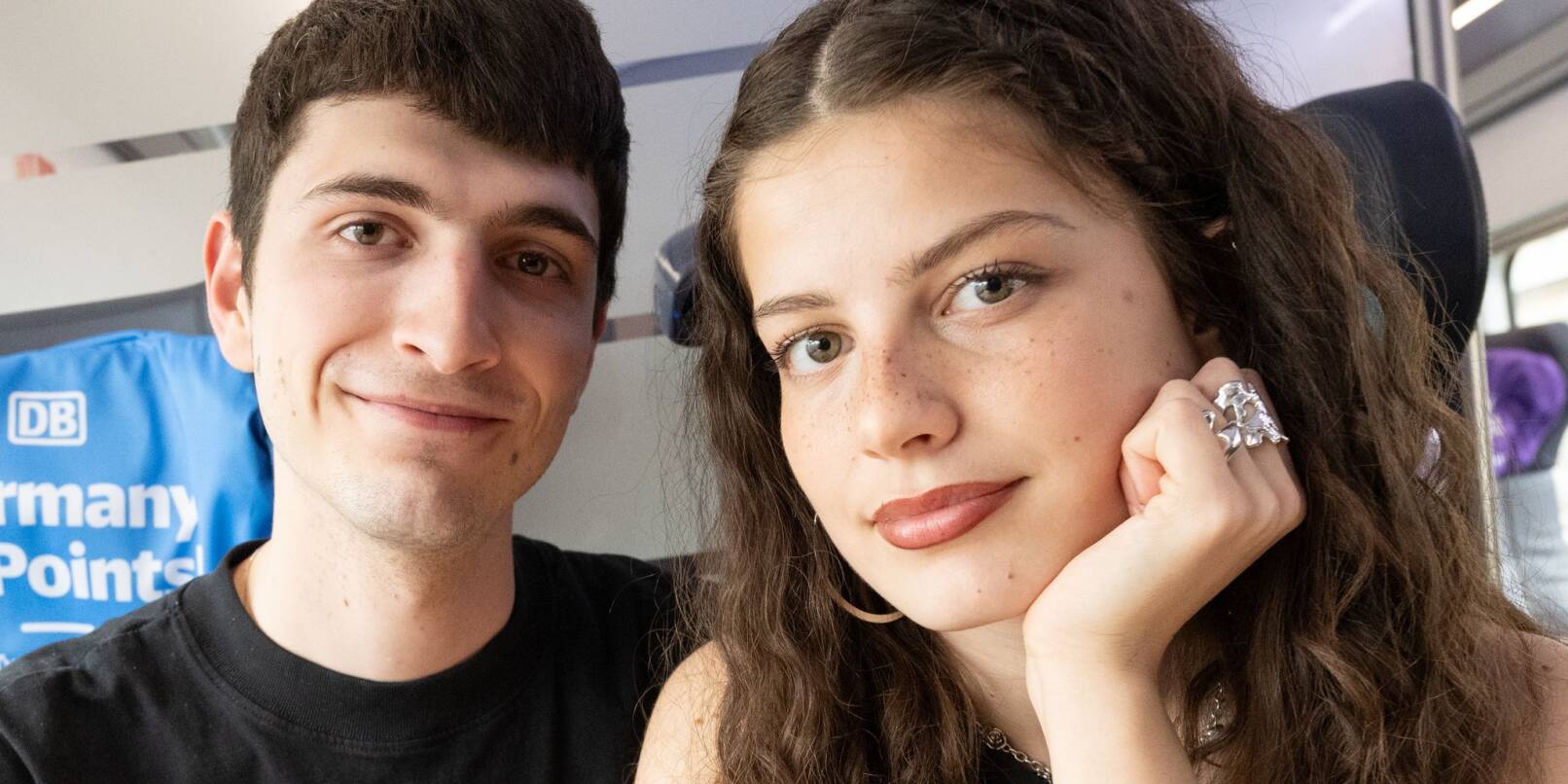 Mit der Deutschen Bahn geht es für das Geschwister-Duo nach Basel. Mit der Deutschen Bahn geht es für das Geschwister-Duo nach Basel.