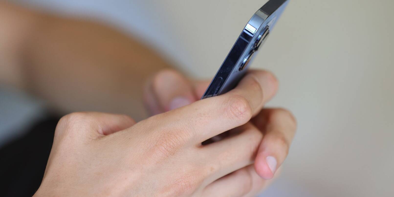 Übers Internet werden Bilder und Videos von Polizei-Einsätzen verbreitet - das kann Folgen haben. (Symbolbild) Übers Internet werden Bilder und Videos von Polizei-Einsätzen verbreitet - das kann Folgen haben. (Symbolbild)