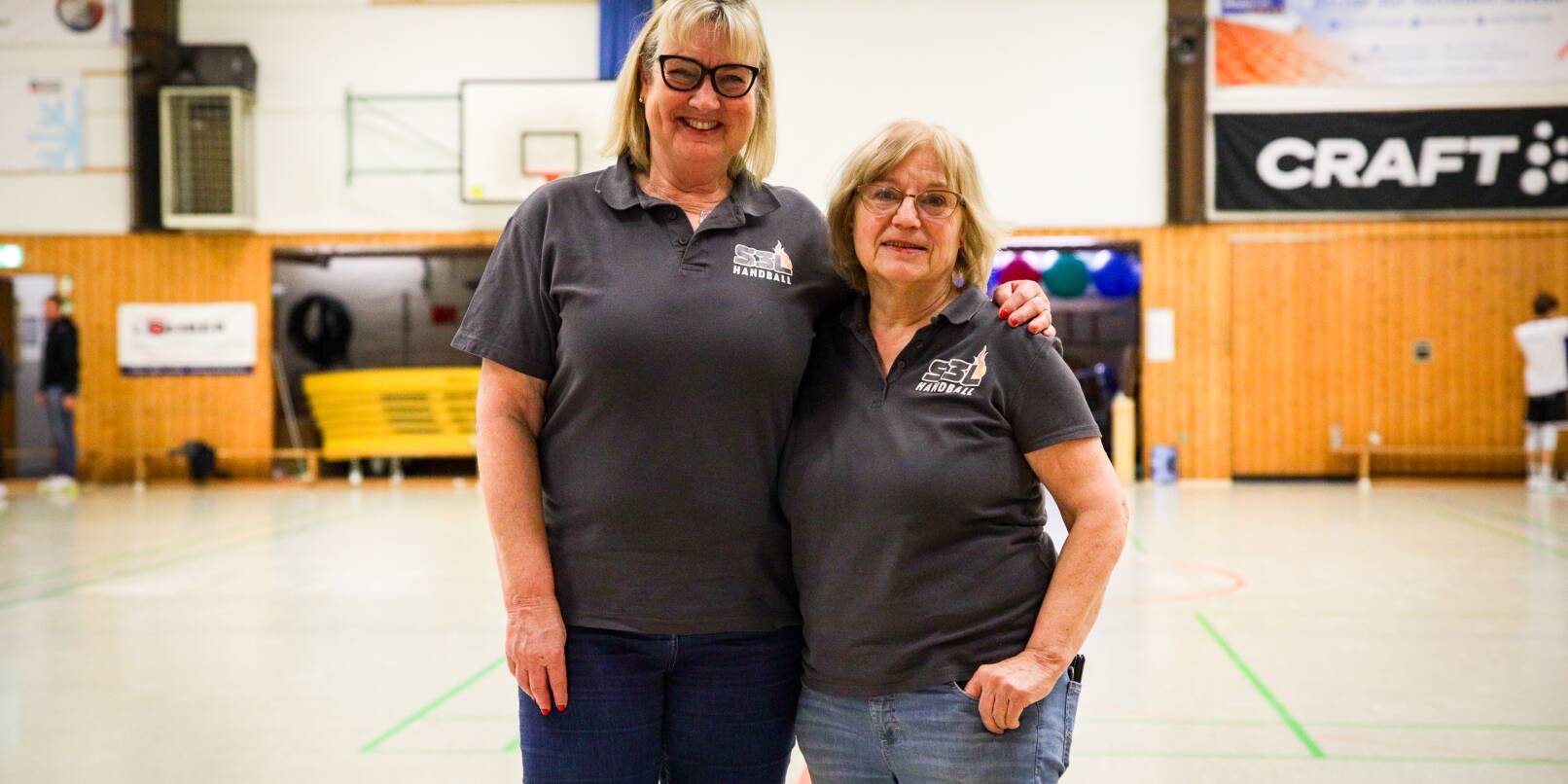 Anette Kohl (links) und Olga Wolf – sie sind die fleißigen Helferinnen im Foyer der Großsachsener Sachsenhalle. Anette Kohl (links) und Olga Wolf – sie sind die fleißigen Helferinnen im Foyer der Großsachsener Sachsenhalle.