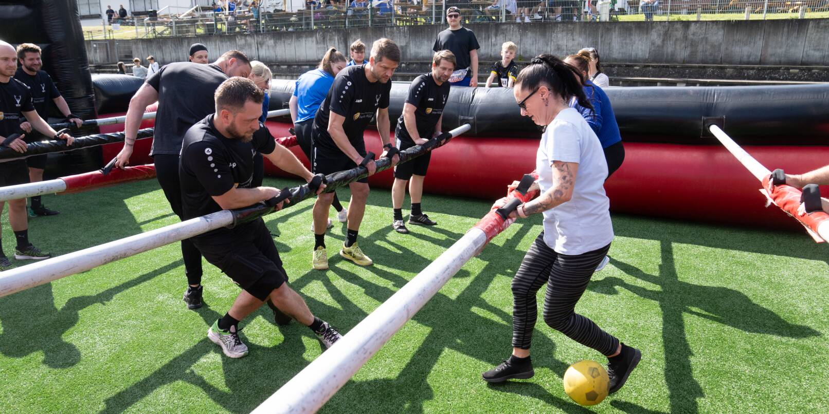Ende Mai ist es wieder soweit: Beim Human-Table-Soccer-Turnier vom Förderverein der TG Jahn Trösel werden Menschen zu Fußballfiguren. Ende Mai ist es wieder soweit: Beim Human-Table-Soccer-Turnier vom Förderverein der TG Jahn Trösel werden Menschen zu Fußballfiguren.