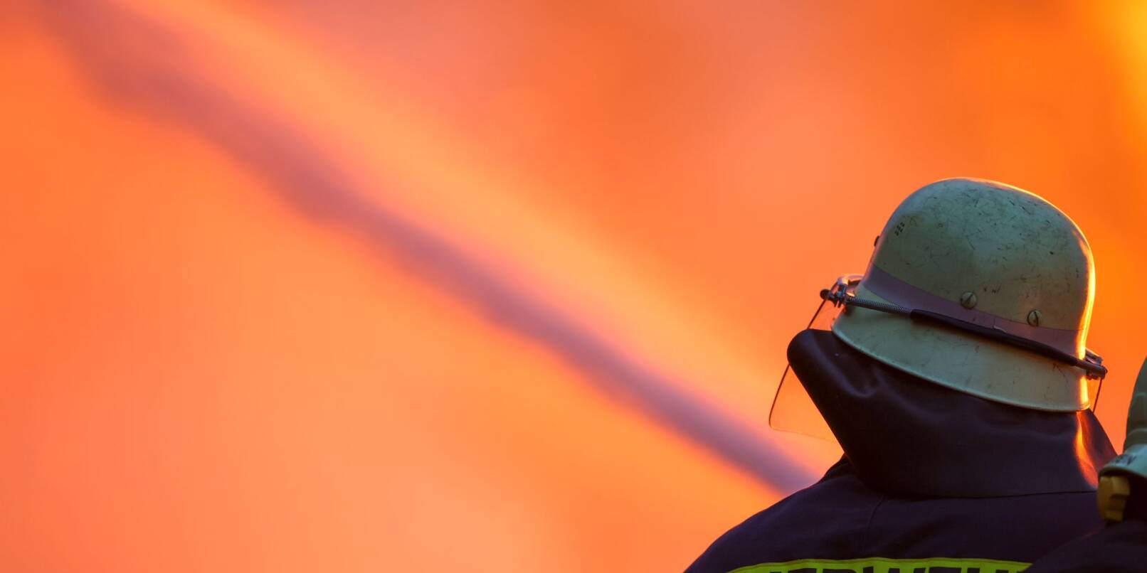 Zahlreiche Einsatzkräfte der Feuerwehr waren vor Ort und löschten das Feuer. (Symbolbild) Zahlreiche Einsatzkräfte der Feuerwehr waren vor Ort und löschten das Feuer. (Symbolbild)