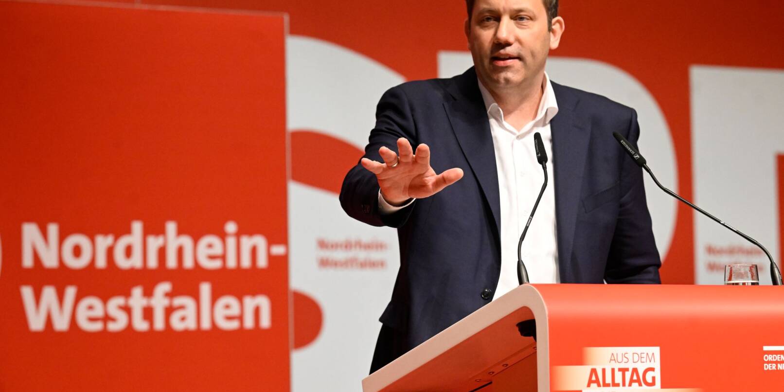 SPD-Bundesparteichef Lars Klingbeil weht von der nordrhein-westfälischen Basis ein scharfer Wind entgegen. SPD-Bundesparteichef Lars Klingbeil weht von der nordrhein-westfälischen Basis ein scharfer Wind entgegen.
