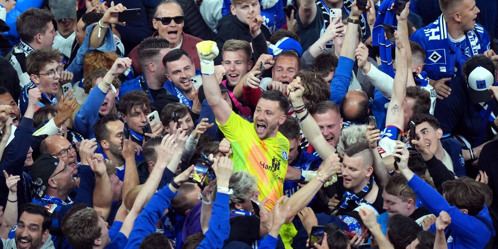 Mitten unter den Fans: HSV-Torwart Daniel Heuer Fernandes Mitten unter den Fans: HSV-Torwart Daniel Heuer Fernandes
