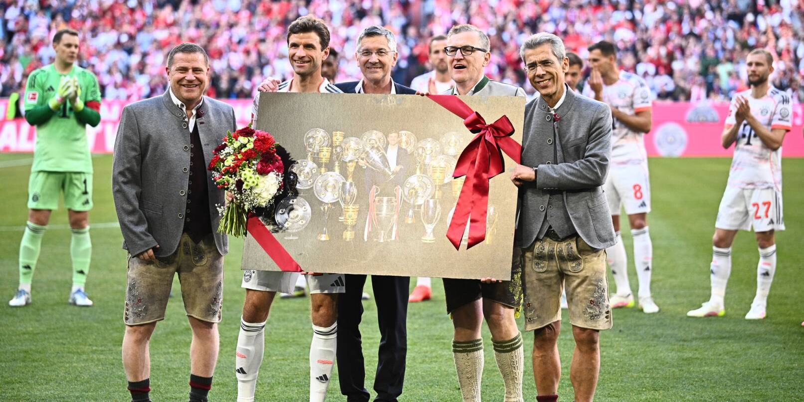 Thomas Müller (2. v. links) wird vor seinem letzten Bayern-Heimspiel verabschiedet Thomas Müller (2. v. links) wird vor seinem letzten Bayern-Heimspiel verabschiedet