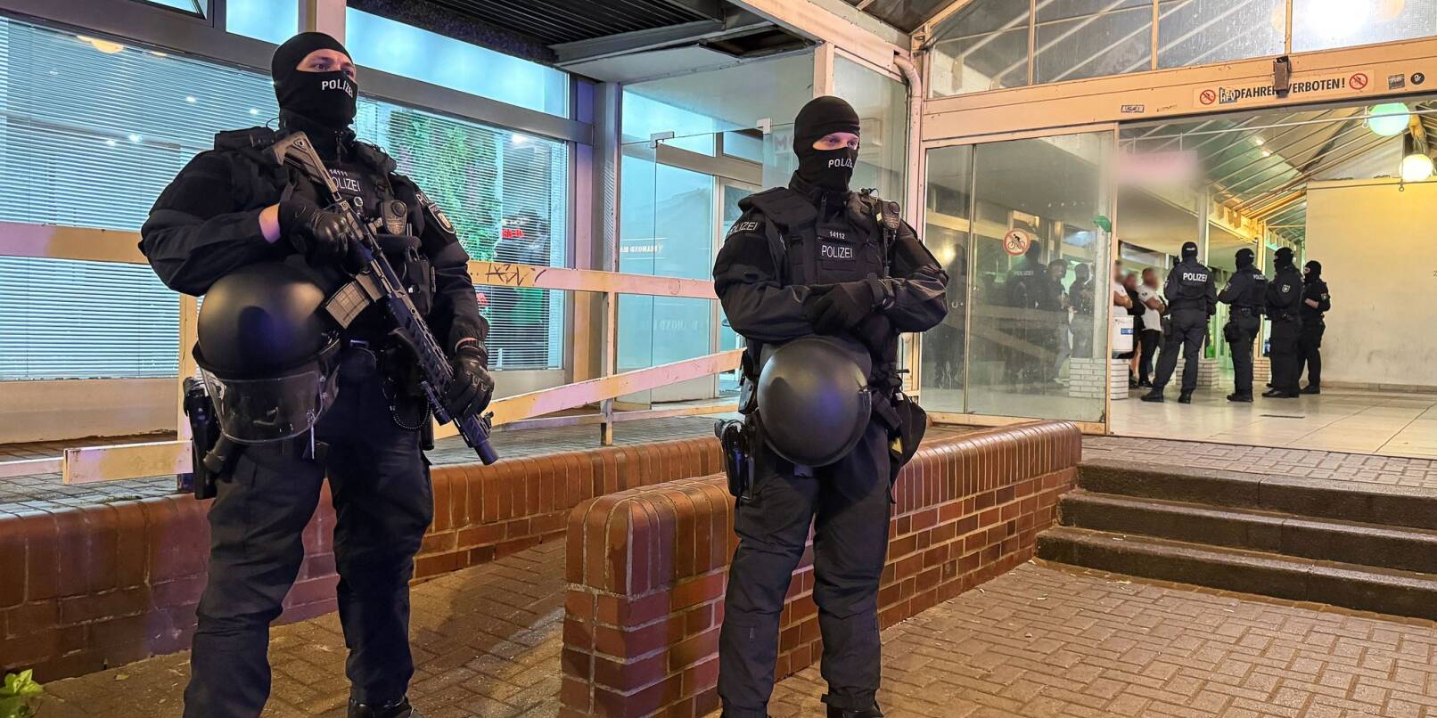 Rund 300 Kräfte der Polizei waren in Pinneberg im Einsatz. Rund 300 Kräfte der Polizei waren in Pinneberg im Einsatz.