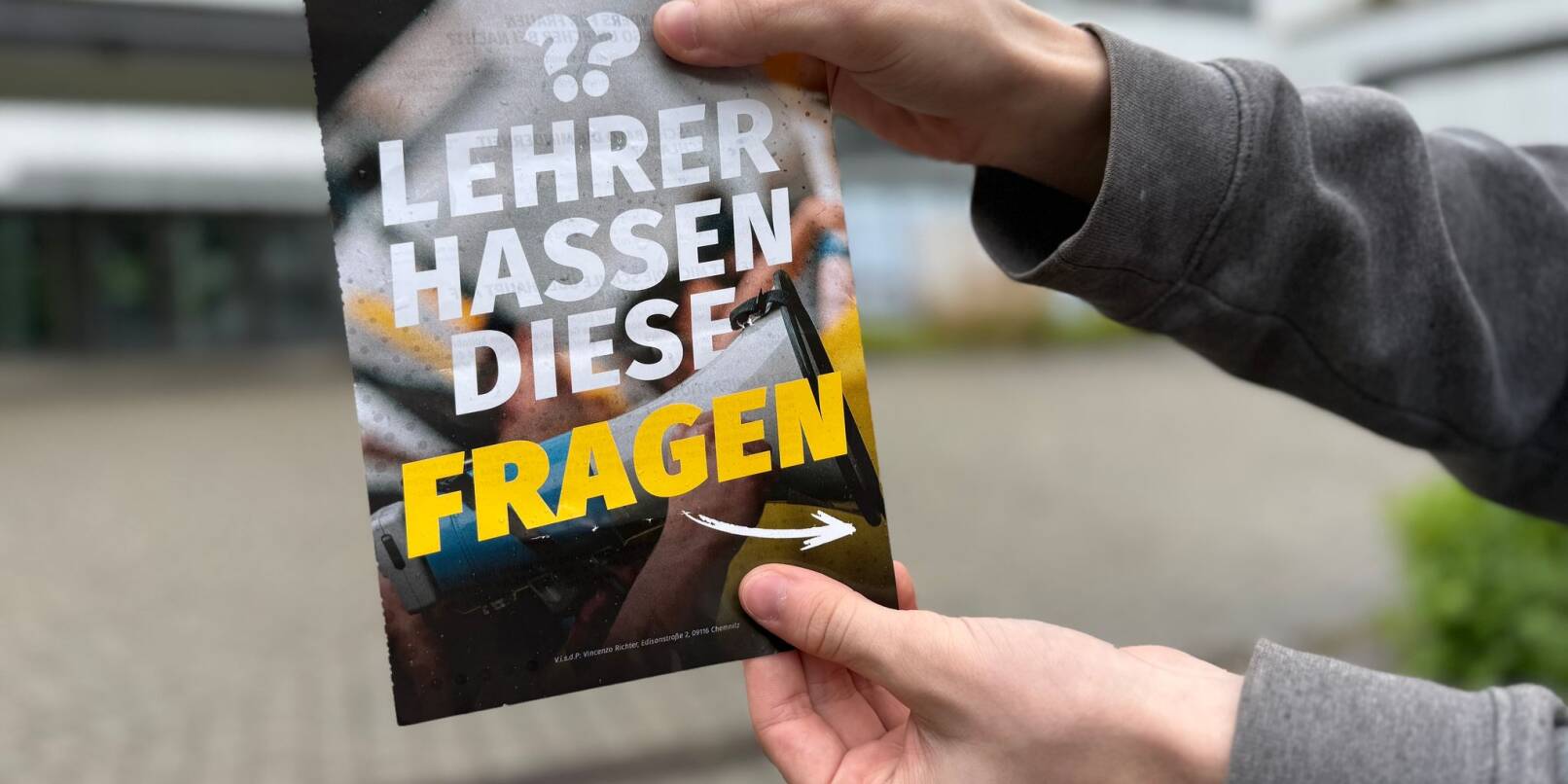 An Schulen tauchen Flugblätter von Rechtsextremen auf. An Schulen tauchen Flugblätter von Rechtsextremen auf.