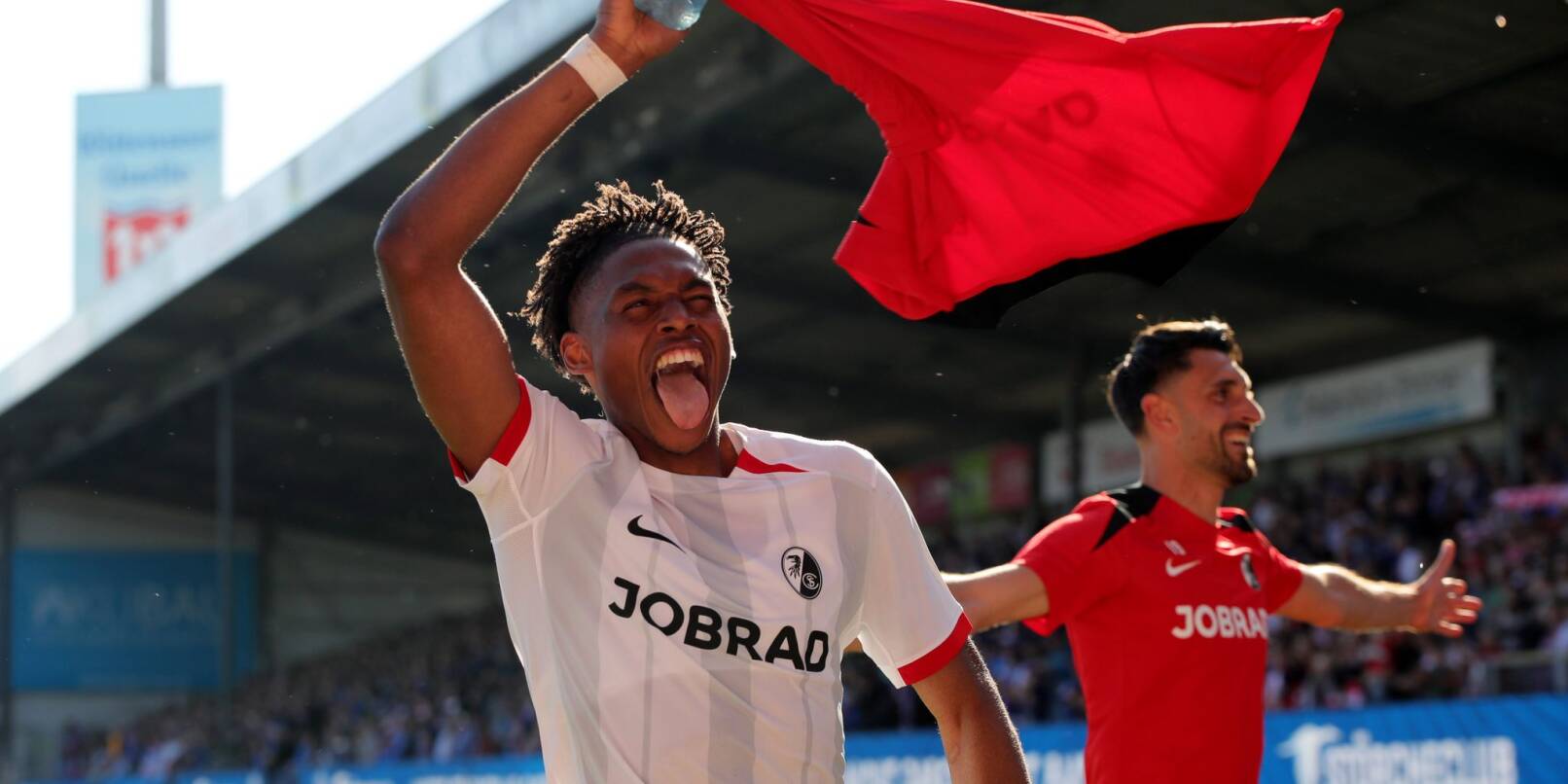 Freiburgs Junior Adamu jubelt nach dem Sieg bei Holstein Kiel. Freiburgs Junior Adamu jubelt nach dem Sieg bei Holstein Kiel.