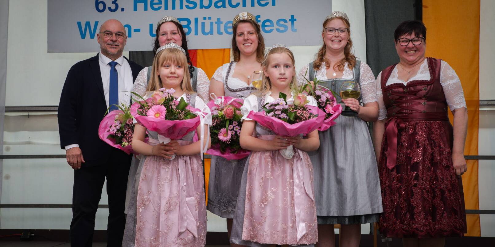 Der Höhepunkt des 63. Hemsbacher Wein- und Blütenfestes: Svenja (Mitte hinten) wurde zur neuen Weinkönigin gekrönt. Der Höhepunkt des 63. Hemsbacher Wein- und Blütenfestes: Svenja (Mitte hinten) wurde zur neuen Weinkönigin gekrönt.