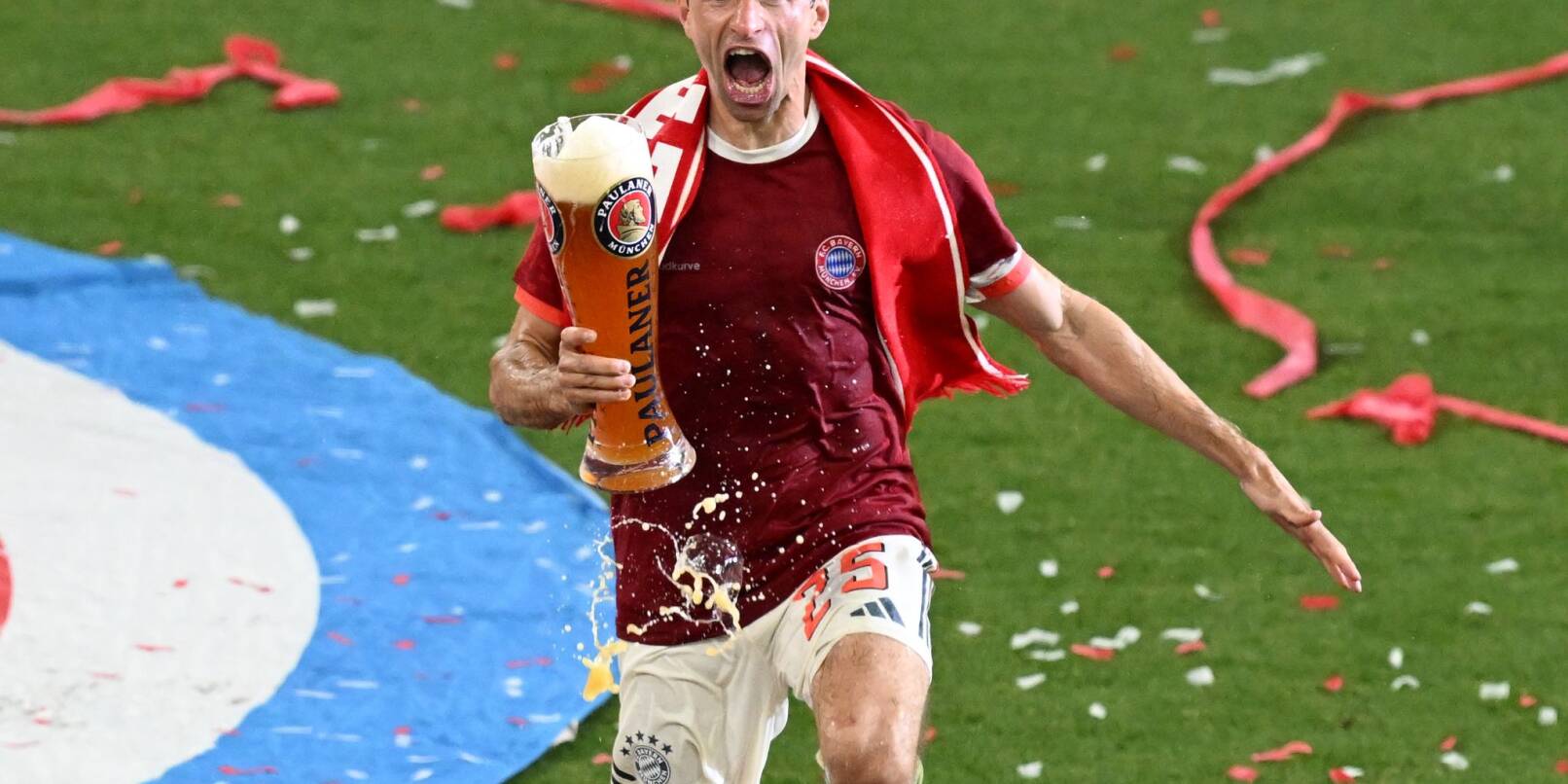 Auch Thomas Müller verabschiedet sich mit Bierduschen. Auch Thomas Müller verabschiedet sich mit Bierduschen.