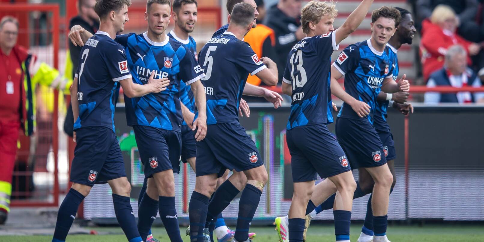 Rund um das Bundesligaspiel kam es zu einem Polizeieinsatz. Rund um das Bundesligaspiel kam es zu einem Polizeieinsatz.