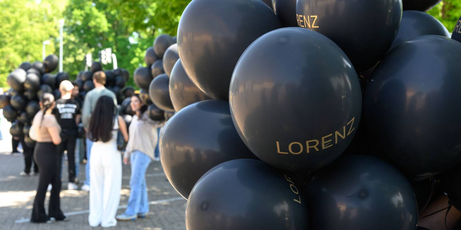 Bei einer Kundgebung für den von der Polizei erschossenen Lorenz steigen schwarze Ballons mit seinem Namen auf. Bei einer Kundgebung für den von der Polizei erschossenen Lorenz steigen schwarze Ballons mit seinem Namen auf.