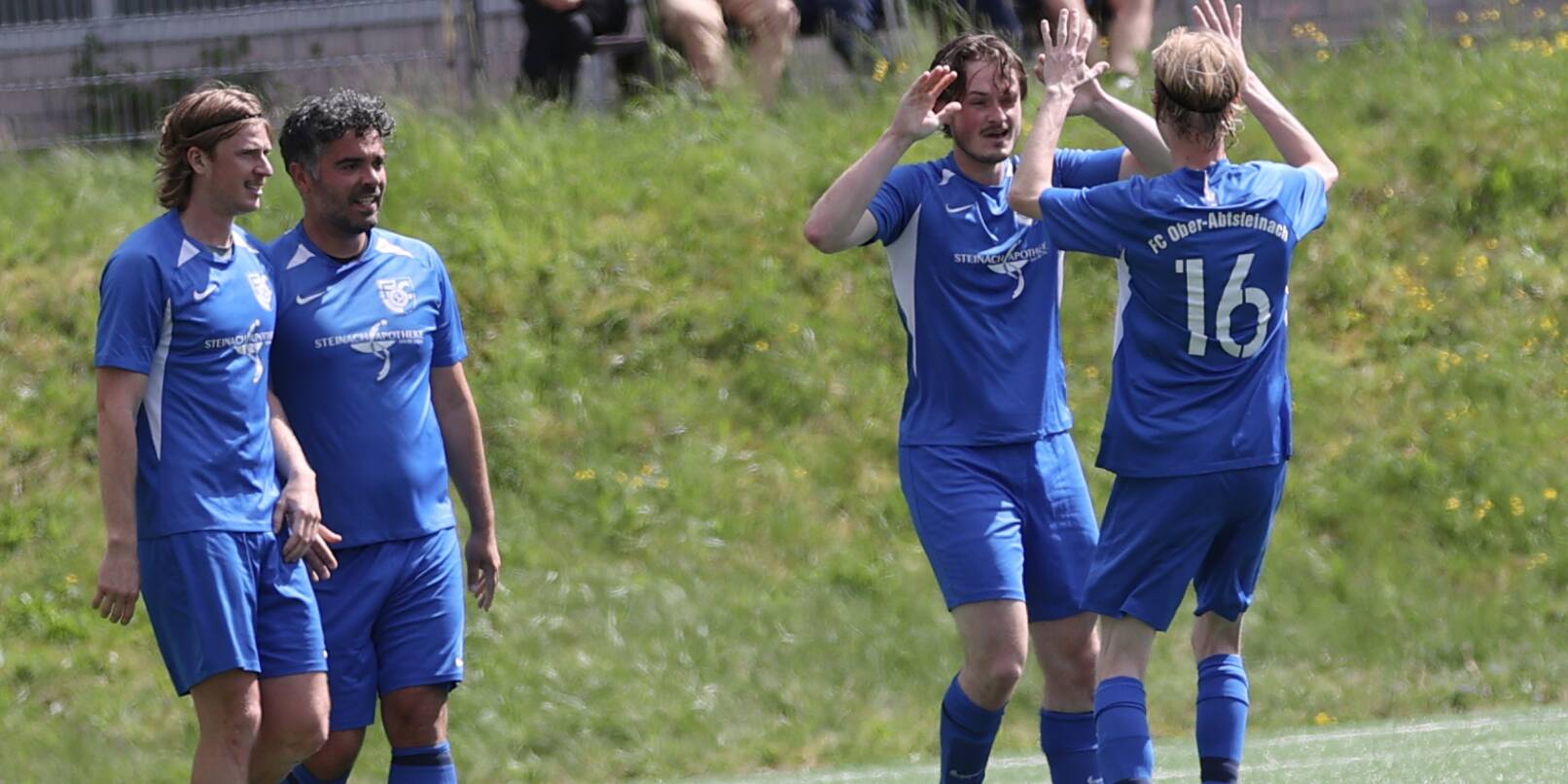 Robin Beckenbach feiert mit Maximilian Krüger (rechts) sein Tor zum 3:1 für den FC Ober-Abtsteinach, der nach dem 5:3-Sieg gegen die KSG Mitlechtern neue Hoffnung im Kampf um den Klassenerhalt schöpft. Robin Beckenbach feiert mit Maximilian Krüger (rechts) sein Tor zum 3:1 für den FC Ober-Abtsteinach, der nach dem 5:3-Sieg gegen die KSG Mitlechtern neue Hoffnung im Kampf um den Klassenerhalt schöpft.