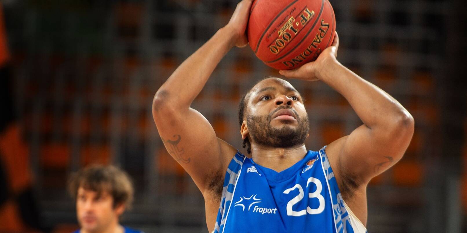 Frankfurts Quantez Robertson wirft den Ball. Frankfurts Quantez Robertson wirft den Ball.