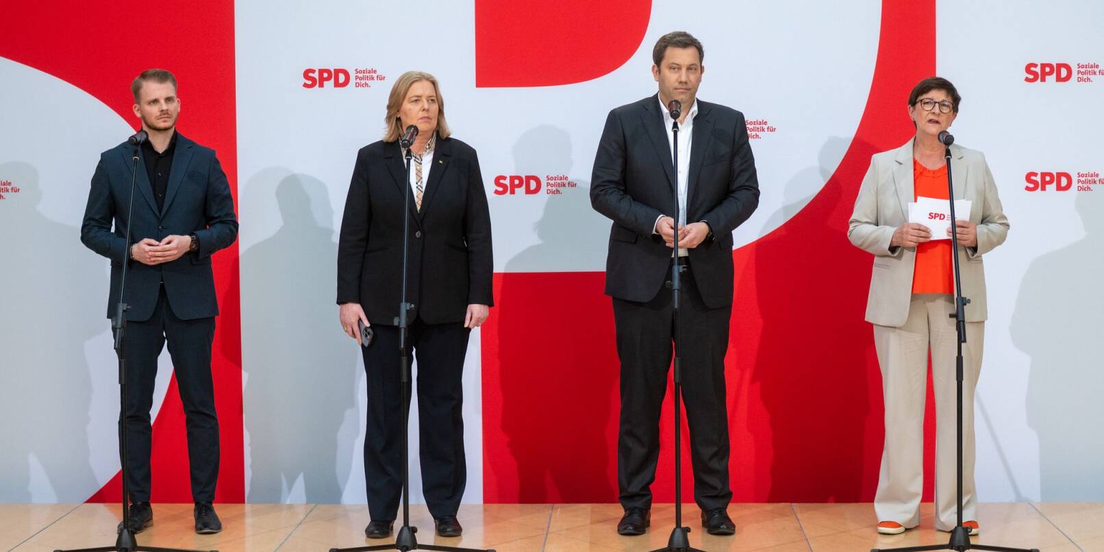 Neue erste Reihe bei der SPD: Tim Klüssendorf, Bärbel Bas und Lars Klingbeil. Die außen stehende Co-Parteichefin Saskia Esken tritt nicht mehr an. Neue erste Reihe bei der SPD: Tim Klüssendorf, Bärbel Bas und Lars Klingbeil. Die außen stehende Co-Parteichefin Saskia Esken tritt nicht mehr an.