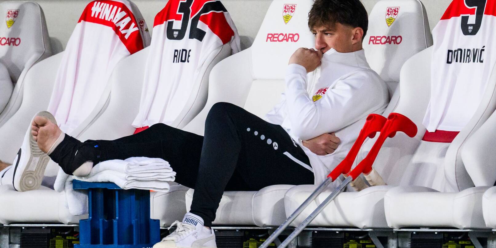 Der Stuttgarter Angelo Stiller musste im Spiel gegen Augsburg verletzt ausgewechselt werden. Der Stuttgarter Angelo Stiller musste im Spiel gegen Augsburg verletzt ausgewechselt werden.