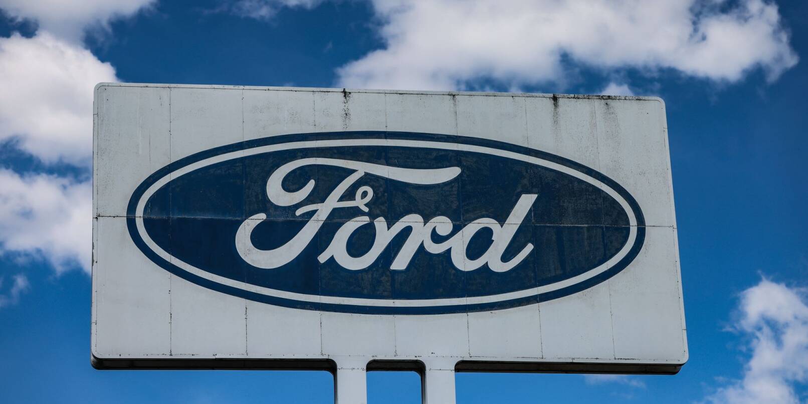 Ein Logo steht vor dem Ford Werk bei gutem Wetter - wirtschaftlich gesehen sind die Perspektiven des Ford-Autogeschäfts in Europa düster. Ein Logo steht vor dem Ford Werk bei gutem Wetter - wirtschaftlich gesehen sind die Perspektiven des Ford-Autogeschäfts in Europa düster.