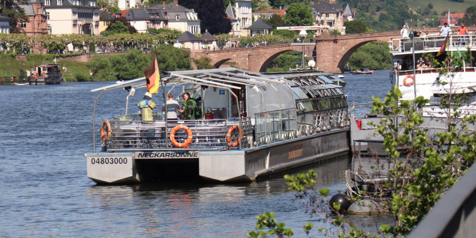 Nach Rauchentwicklung im Motorraum der "Neckarsonne" musste das Solarschiff anlegen. Nach Rauchentwicklung im Motorraum der "Neckarsonne" musste das Solarschiff anlegen.
