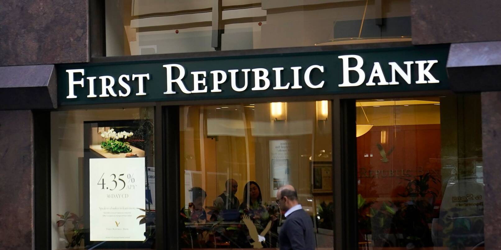 Die ins Straucheln geratene US-Bank First Republic wird vom Finanzkonzern JP Morgan Chase übernommen.