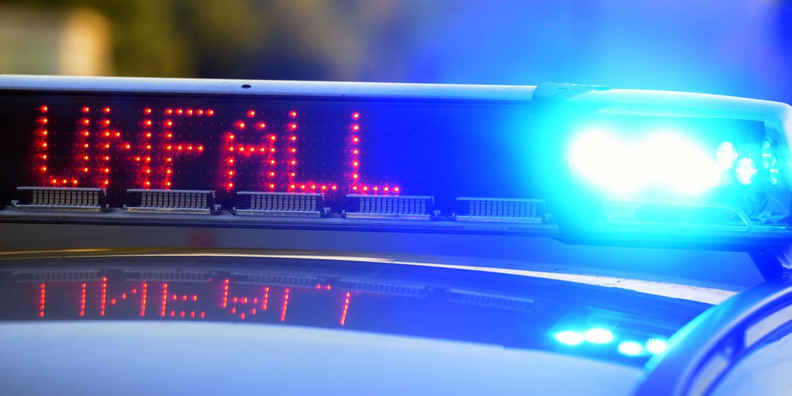 Ein Autofahrer ist bei einem Zusammenstoß mit einem Lastwagen tödlich verletzt worden. (Symbolbild) Ein Autofahrer ist bei einem Zusammenstoß mit einem Lastwagen tödlich verletzt worden. (Symbolbild)